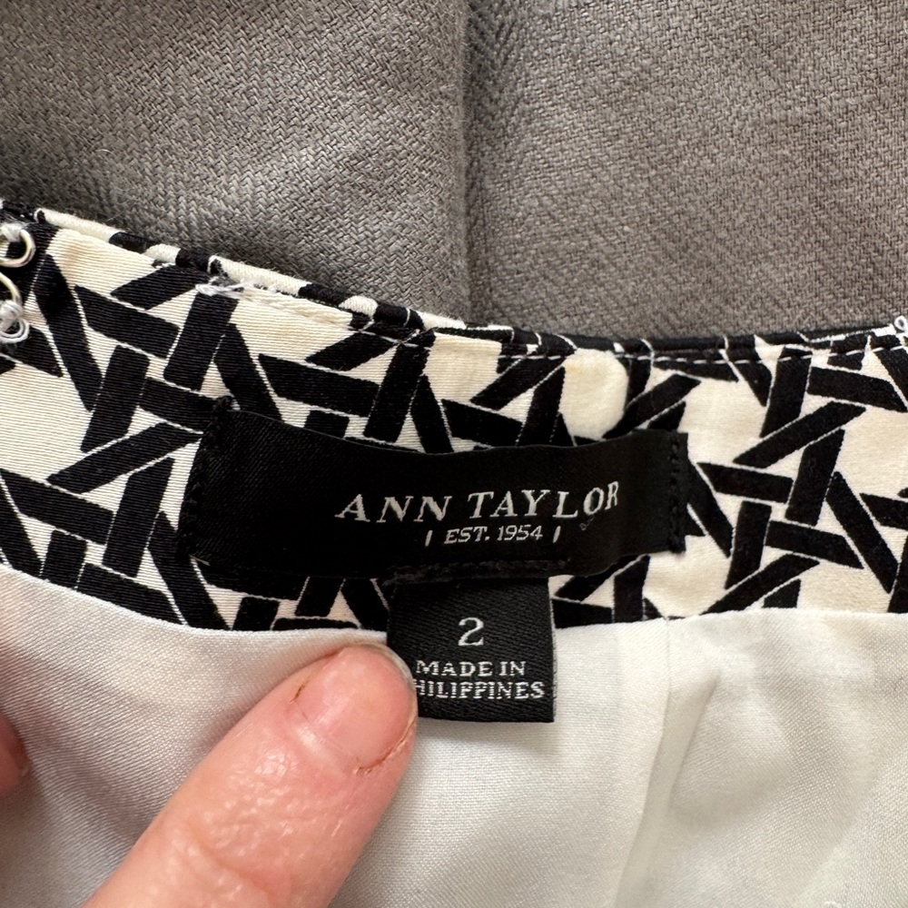 Ann Taylor pencil skirt, black and white graphic print sz 2